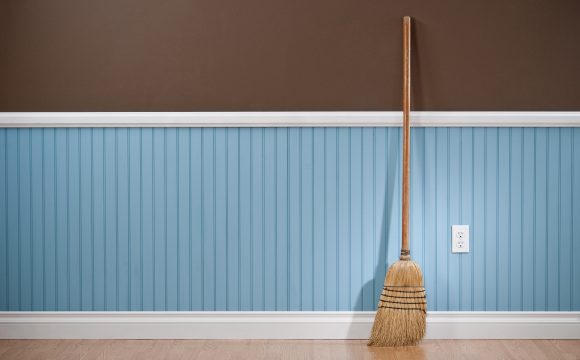 Crie um suporte de vassoura com materiais de obra usados