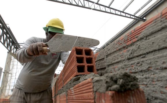 Conheça 6 cursos para pedreiros