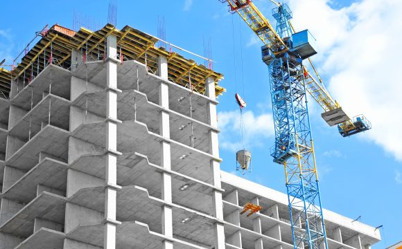 Gruas: conheça os tipos e sua função