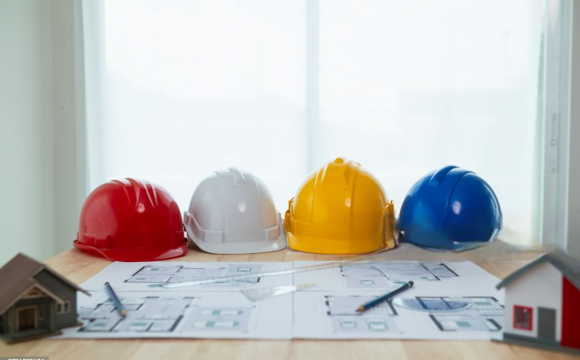 Entenda o significado das cores dos capacetes nas obras