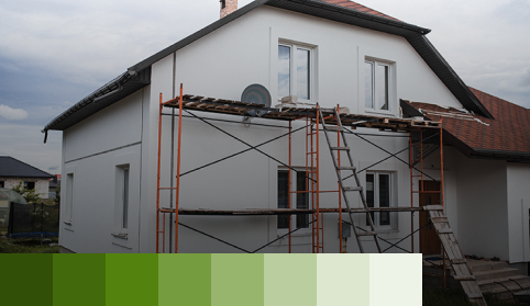 casa em construção e escala de cores verde